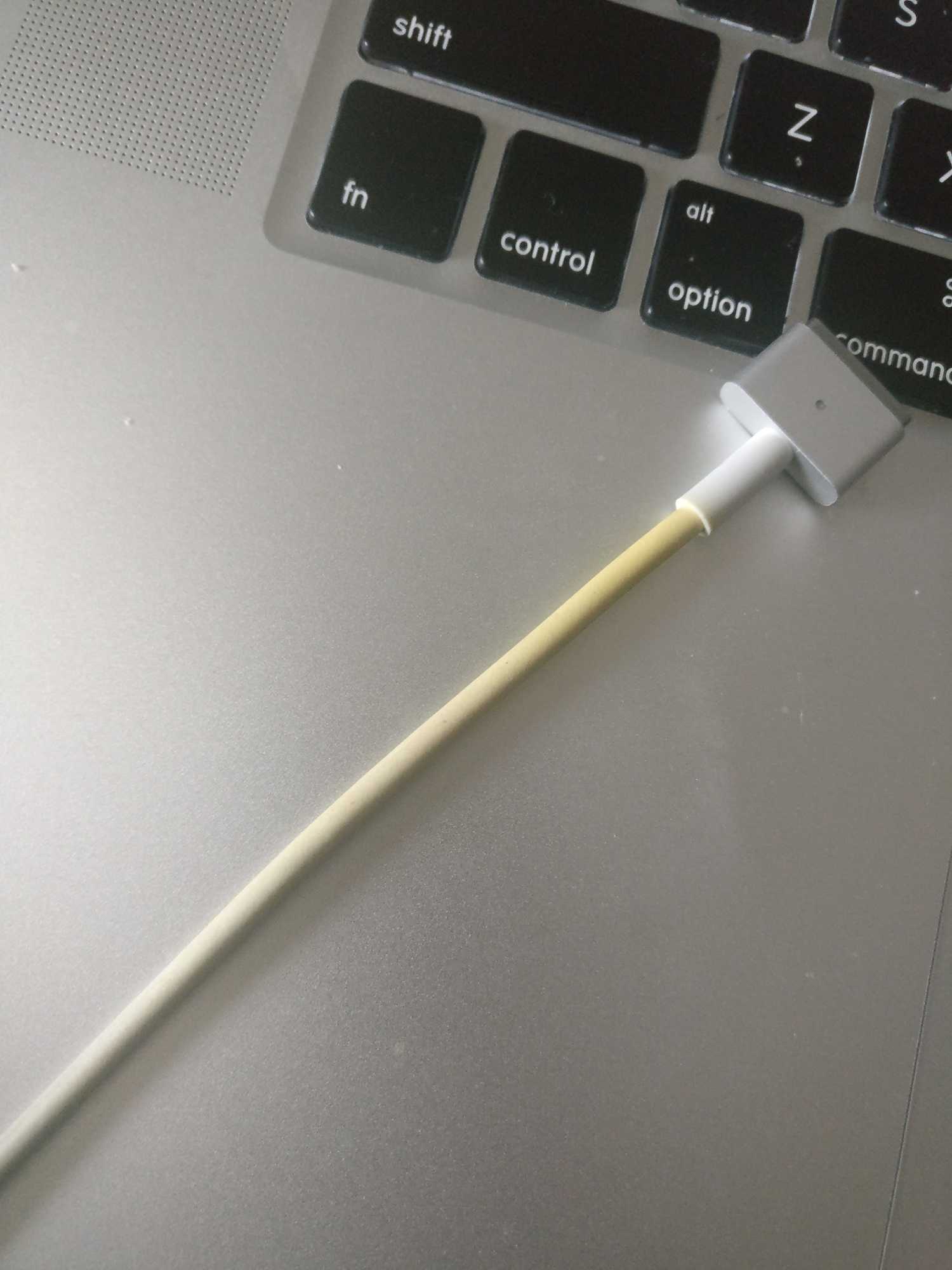 Why Do Macbook Chargers Turn Yellow? Explained! ShoukhinTech